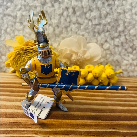 Beautiful RETIRED w/ALL TAGS Knight & Horse - Picture 2 of 10